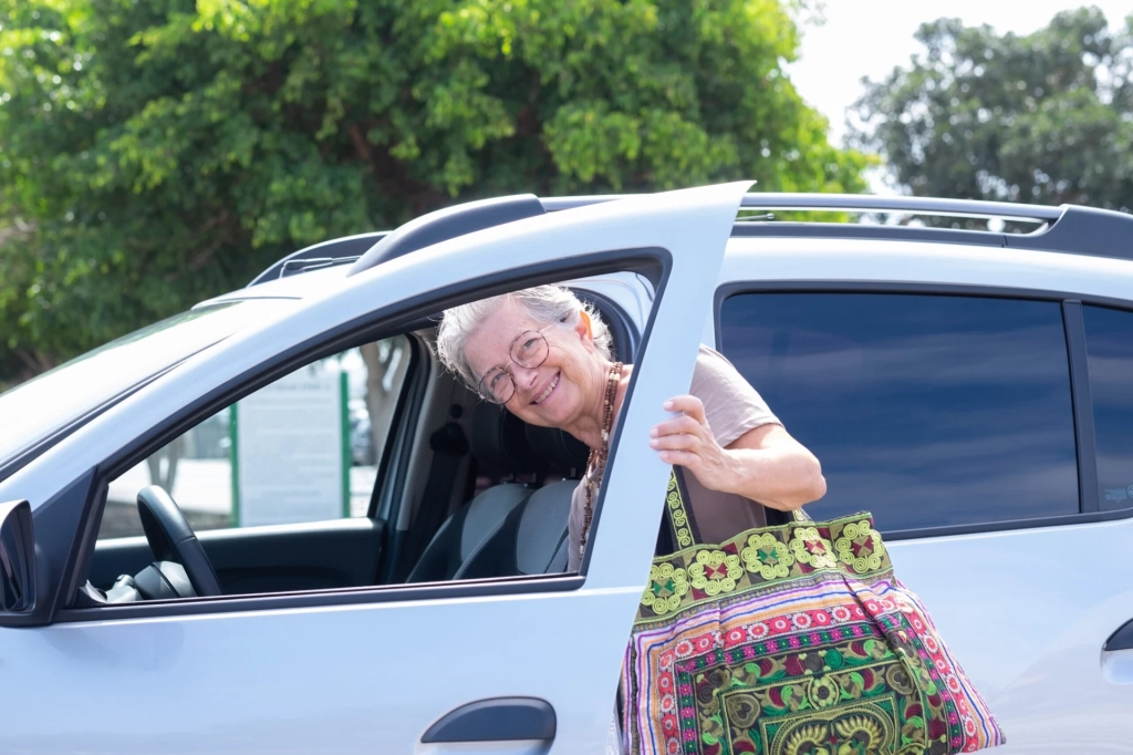 cropped-femme-senior-caucasienne-souriante-entrant-dans-sa-voiture-grand-mere-heureuse-grand-sac-fait-main-ouvre-porte-pour-entrer-dans-vehicule-pret-conduire-2-scaled-1