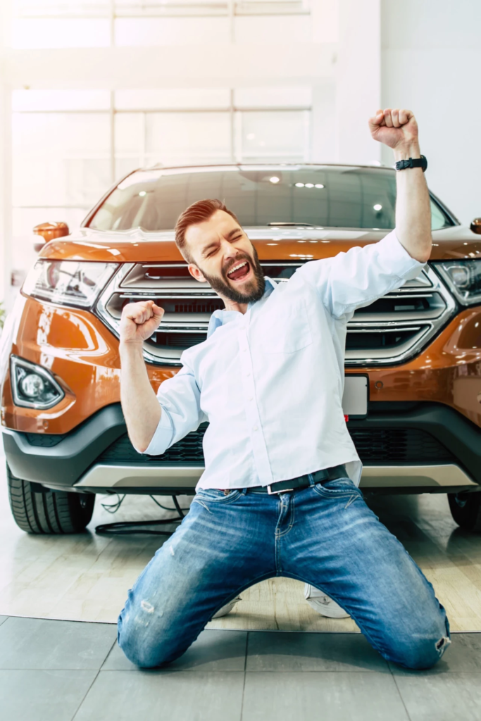 cropped-heureux-bel-homme-achetant-nouvelle-voiture-blanche-chez-concessionnaire-dansant-sol-contre-auto-scaled-1