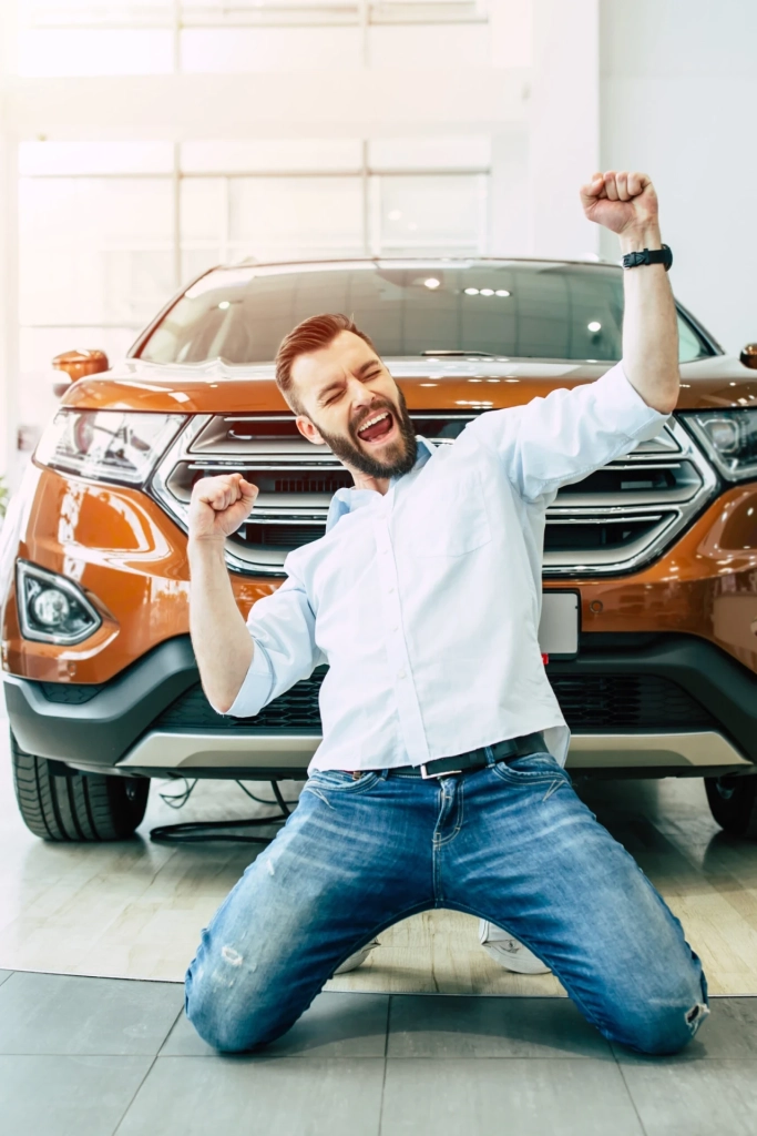 cropped-heureux-bel-homme-achetant-nouvelle-voiture-blanche-chez-concessionnaire-dansant-sol-contre-auto-scaled-1